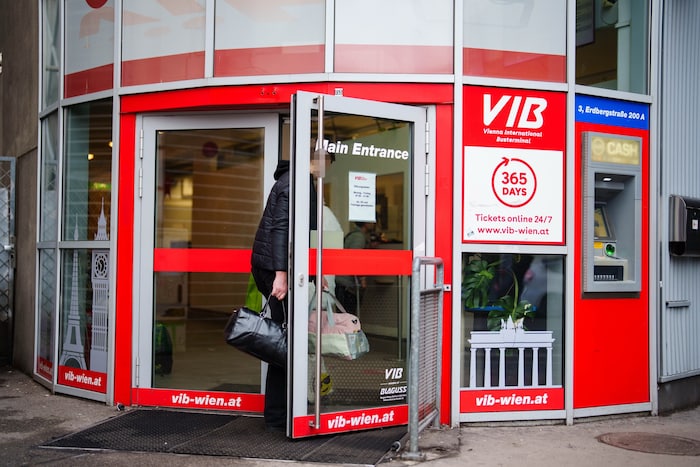 Wartehäuschen aus Glas und Metall.