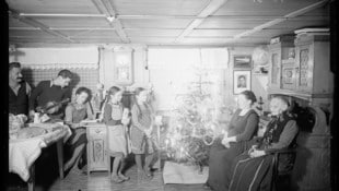 Bregenzerwald Archiv, Sammlung Hiller Kerzen erhellen die Stube – daran hat sich bis heute nicht viel verändert.