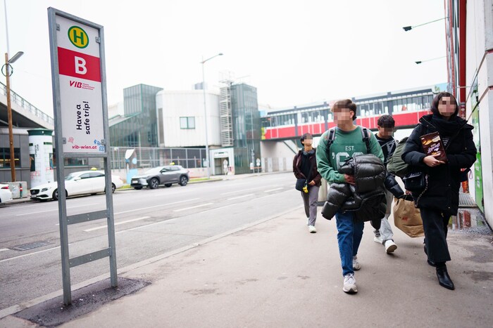 Von der U3-Station ist es ein kurzer Fußweg zum Busbahnhof.