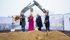 Mit dem Spaten in der Hand: Gemeinderat Marcus Ornig (Neos), Finanzstadträtin Barbara Novak ...