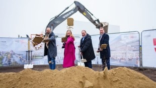 Mit dem Spaten in der Hand: Gemeinderat Marcus Ornig (Neos), Finanzstadträtin Barbara Novak ...