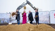 Mit dem Spaten in der Hand: Gemeinderat Marcus Ornig (Neos), Finanzstadträtin Barbara Novak ...