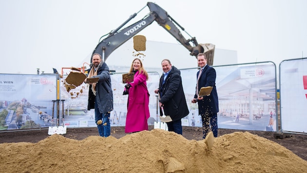 Mit dem Spaten in der Hand: Gemeinderat Marcus Ornig (Neos), Finanzstadträtin Barbara Novak ...