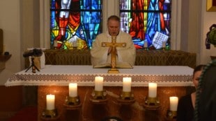 Militärpfarrer Alexander Wessely zelebrierte eine Messe mit Prominenz, Wegbegleitern, Kameraden, ...