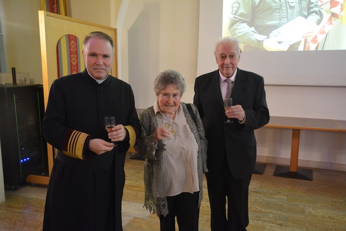 Alexander Wessely mit seinen Eltern, die ebenfalls mit ihrem Sohn mitfeierten.