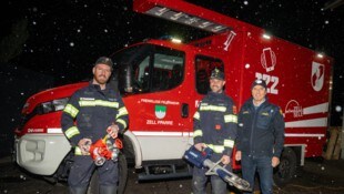 Große Freude herrscht über das neue Einsatzauto.