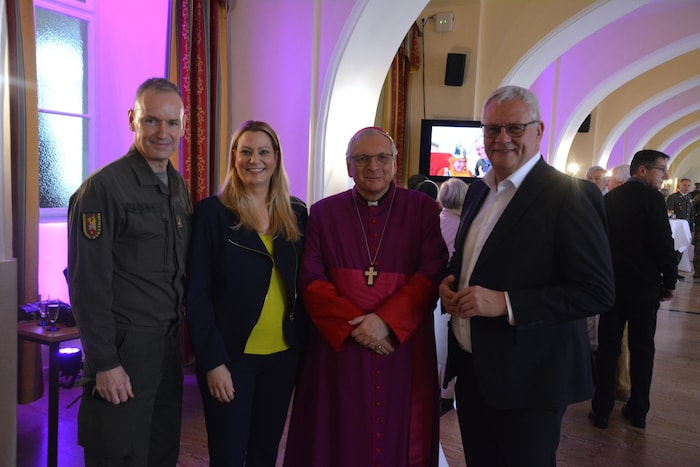 Militärkomm. Gernot Gasser, LR Daniela Winkler, Militärbischof Werner Freistetter und Bgm. ...