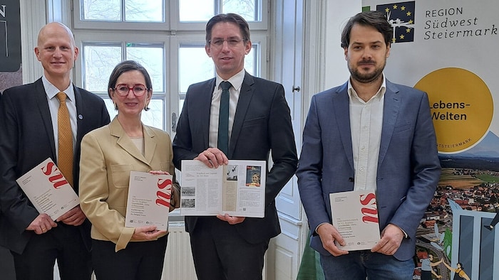 Zeithistorikerin Stelzl-Marx und Bürgermeister Schnabel, flankiert von den Autoren Philipp ...