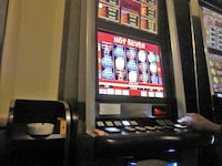 Der 48-jährige Hotelier verspielte bei Online-Wetten und in Casinos fast 300.000 Euro.