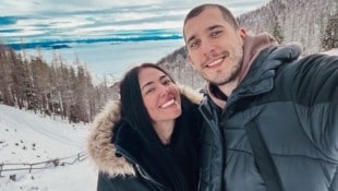 Weber Luan Weber sucht mit seiner Camila beim Weihnachtsmarkt auf der Petzen das Christkind.