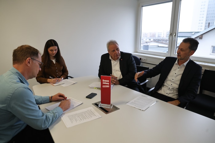 „Krone“-Redakteure Andreas Moser und Anna Unterleitner im Gespräch mit Michael Gehbauer und ...