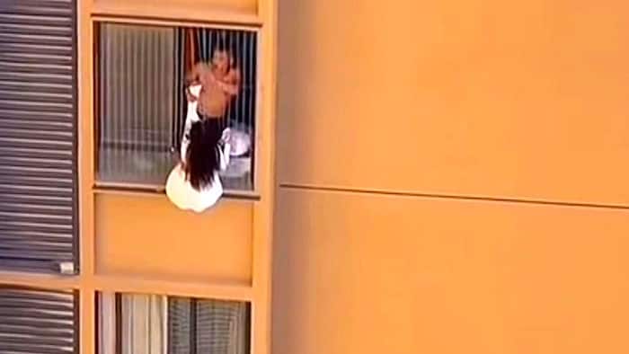 Die gefährliche Kletteraktion wäre für die Frau beinahe fatal ausgegangen.