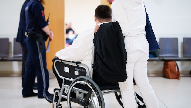 Der Transport von Korneuburg (NÖ) ins Landl dauerte länger als geplant – und erfolgte unter ...