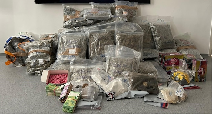 Kiloweise Drogen und zigtausende Euro Bargeld wurden in der Wohnung des Mannes sichergestellt.