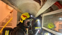 Eine Frau wurde mit Verdacht auf Rauchgasvergiftung ins Spital gebracht. 