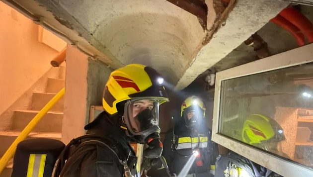 Eine Frau wurde mit Verdacht auf Rauchgasvergiftung ins Spital gebracht.