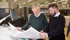 Der Druckerbetrieb läuft: Gerhard Aichhorn und Markus Ramsbacher