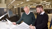 Der Druckerbetrieb läuft: Gerhard Aichhorn und Markus Ramsbacher