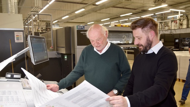 Der Druckerbetrieb läuft: Gerhard Aichhorn und Markus Ramsbacher