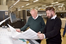 Der Druckerbetrieb läuft: Gerhard Aichhorn und Markus Ramsbacher