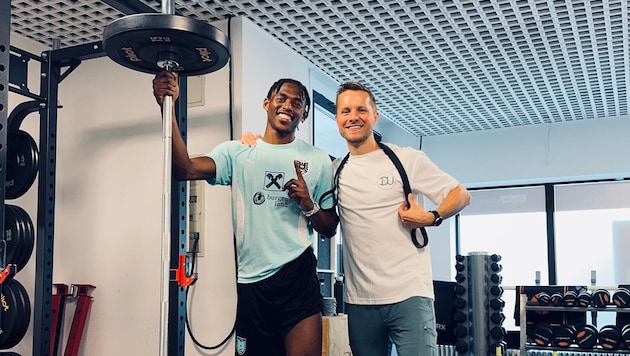 Junior Adamu (li.) mit seinem Privattrainer Dominik Urmann.