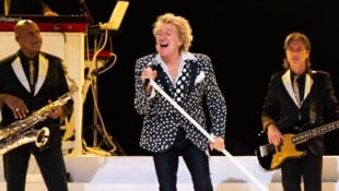 Definieren Sie Spaß: Sir Rod Stewart am Beginn einer zweistündigen Show, die keine Wünsche offen ...