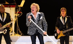 Definieren Sie Spaß: Sir Rod Stewart am Beginn einer zweistündigen Show, die keine Wünsche offen ...