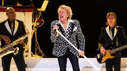 Definieren Sie Spaß: Sir Rod Stewart am Beginn einer zweistündigen Show, die keine Wünsche offen ...