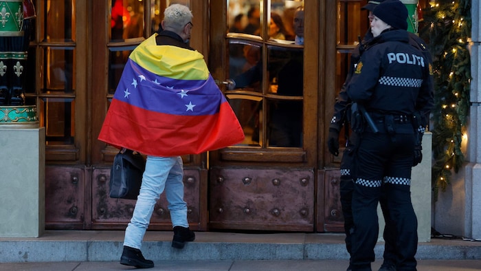 In eine venezolanische Flagge gehüllter Mann betritt einen Tag vor der Preisverleihung das Grand ...