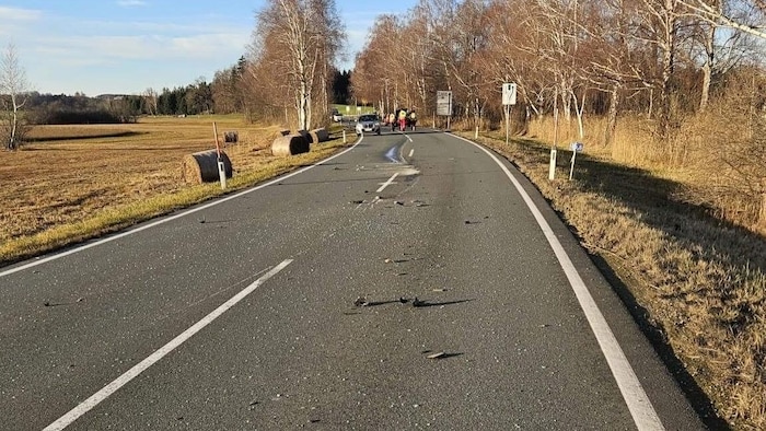 Wrackteile waren weit über die Fahrbahn verteilt.