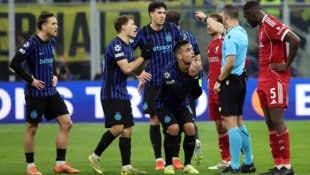 Schiedsrichter Felix Zwayer entscheidet auf Elfmeter, die Inter-Spieler können es nicht fassen.