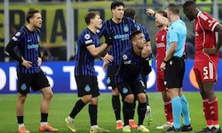 Schiedsrichter Felix Zwayer entscheidet auf Elfmeter, die Inter-Spieler können es nicht fassen.