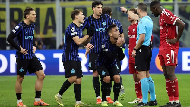 Schiedsrichter Felix Zwayer entscheidet auf Elfmeter, die Inter-Spieler können es nicht fassen.