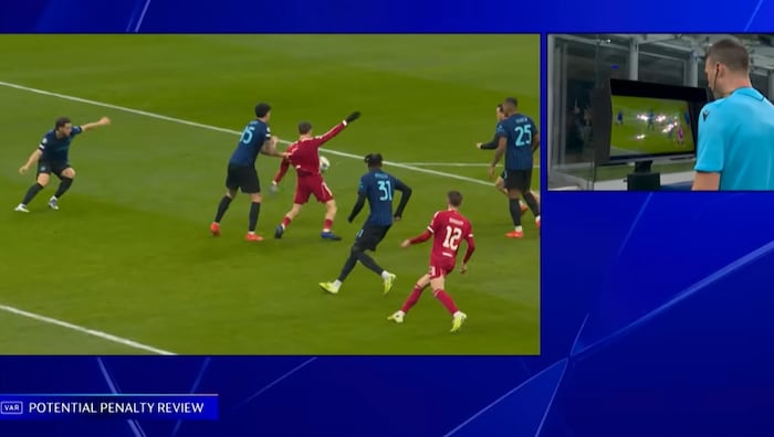 Alessandro Bastoni (2. von li.) zog Florian Wirtz im Strafraum.