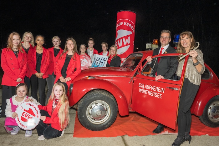 Die ehemalige Einkunstläuferin Claudia Kristofics-Binder (ganz re.) feierte mit dem EVW.