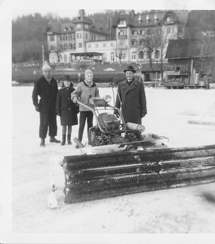 Die Eisflächen wurden früher manuell, heute teils mit Autos gereinigt.