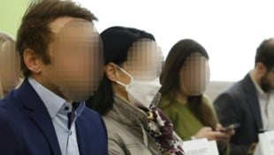 Die Medizinerin und der mitangeklagte Neurochirurg bei der Verhandlung