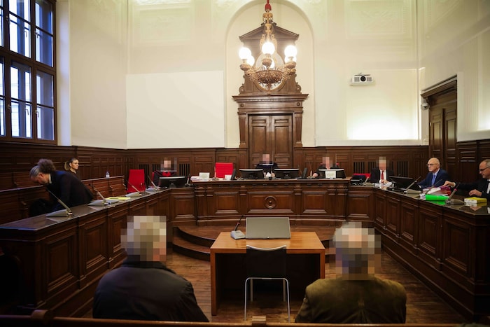 DIe Angeklagten im großen Gerichtssaal im Landesgericht Ried im Innkreis