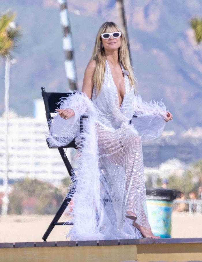 Heidi Klum im offenherzigen Glitzerlook beim Dreh in Kalifornien.