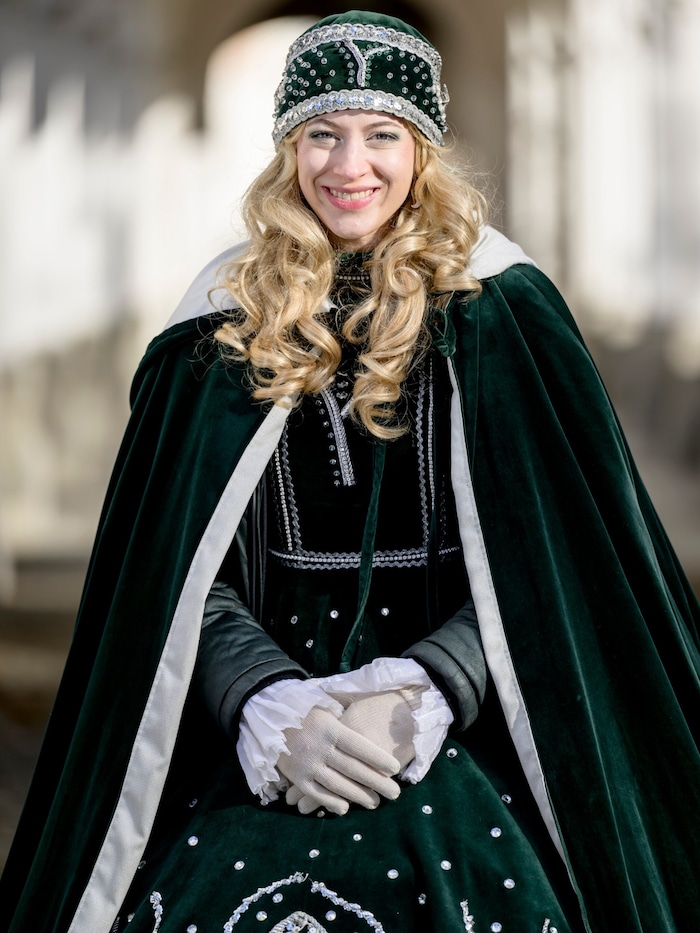 Das Steyrer Christkindl Laura Müller in seinem traditionellen Gewand .