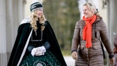 Das Christkindl Laura Müller beim Rundgang durch Steyr.