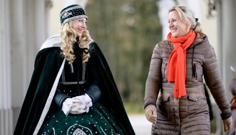 Das Christkindl Laura Müller beim Rundgang durch Steyr.