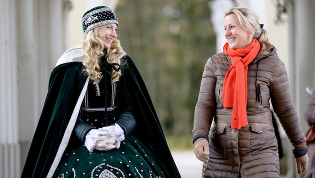 Das Christkindl Laura Müller beim Rundgang durch Steyr.