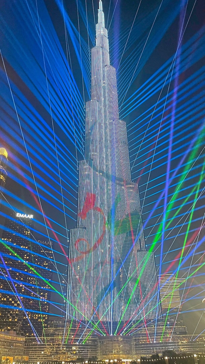 Der Burj Khalifa wird abends zur Bühne für Dubais spektakulärste Fontänen- und Lasershow.