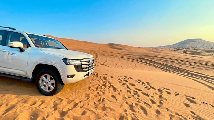 Dünenabenteuer bei Sonnenuntergang: Dubais spektakuläre Wüstenlandschaft bei einer Jeeptour ...