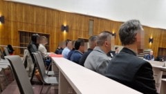 Die elf Angeklagten am Mittwoch vor Gericht in Graz