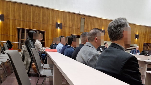 Die elf Angeklagten am Mittwoch vor Gericht in Graz