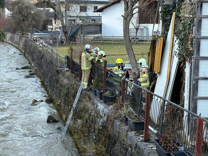 Die Feuerwehr konnte den Hund nach kurzer Zeit wieder in Sicherheit bringen.