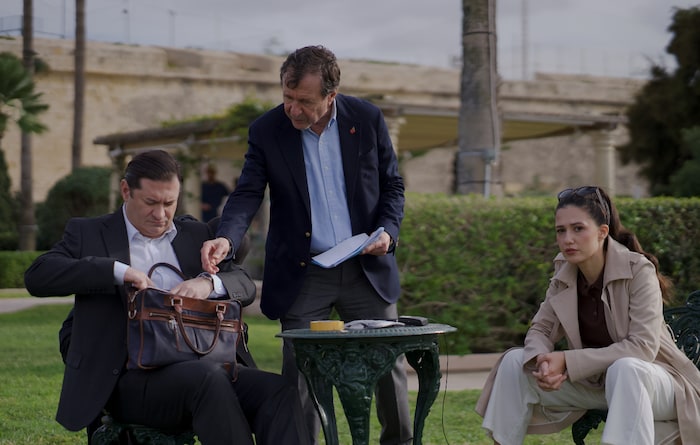 Am Set mit (von links): Paul Lockhart – Boris Volodarsky – Madalina Bellariu