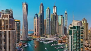 Blick auf die Marina – ein glänzendes Beispiel für Dubais Skyline, die zu den höchsten und ...